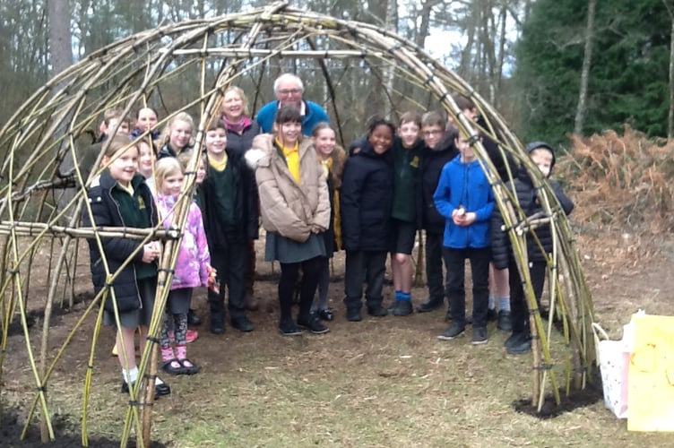 Pupils at St Matthew’s CE Primary School in Blackmoor in the willow dome they planted with Ganesh and Elaine of Ganesh Unlimited, February 2022.