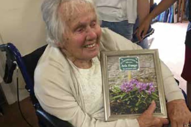 Avis Funge receives her Liphook In Bloom plaque.
