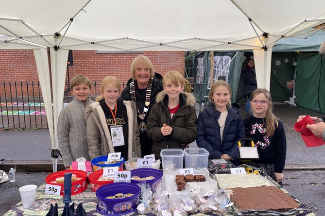 Fundraisers Henry Thompson (left), Maddie Wallace, Finley Wallace, Sequoia Doidge and Asha Doidge with Councillor Jacquie Keen (centre)