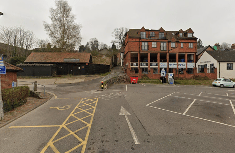 The alleyway between Lower Street and the Haslemere High Street car park