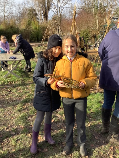 Potters Gate CE Primary School pupils weave willow at Space2Grow in Farnham, March 2023.
