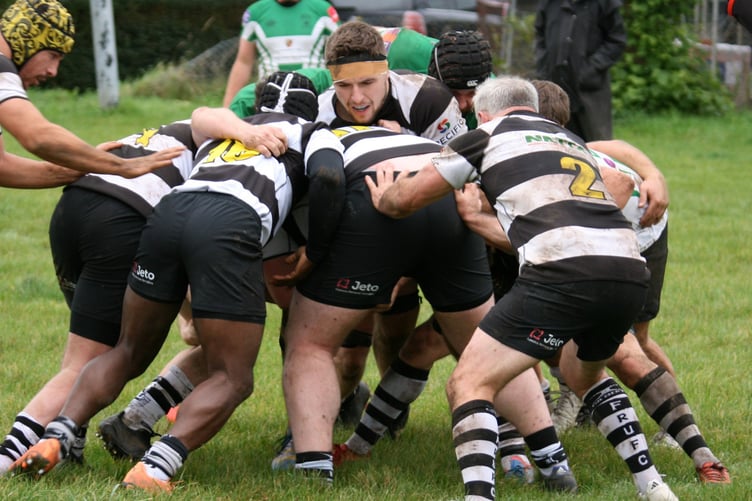 The Farnham pack gather round Jonny Vincent and drive for the line