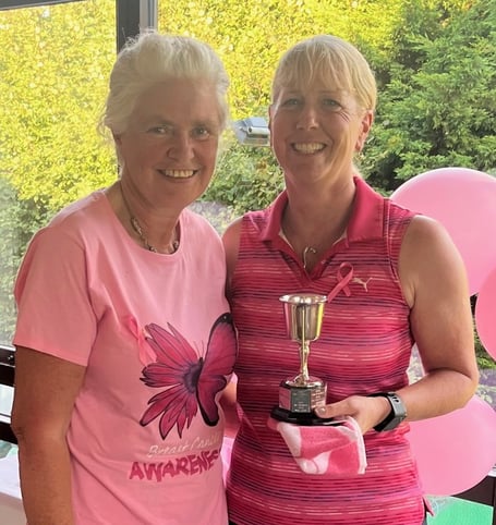 Jennifer Neal presents the Niki Hogan Cup to Lesley Eaton