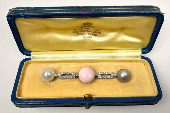 The brooch belonged to Mary, Princess Royal and daughter of King George V, and, it is believed, was a gift from the Duke and Duchess of Windsor, formerly Edward VIII and Wallis Simpson