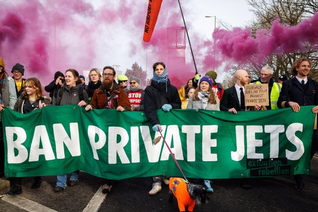 Banning private jets a 'no brainer' says ex-pilot at Farnborough march
