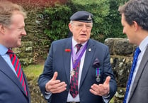 Minister for veterans Johnny Mercer enjoys pint with Beacon Hill vets