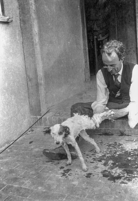 Harry Roberts bathing Wendy in 1917