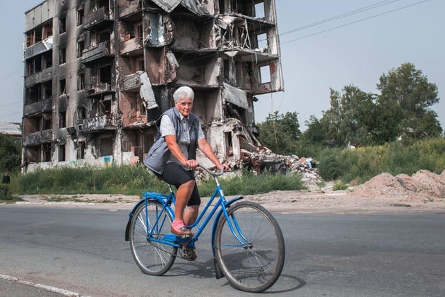 Yellow and blue Monday: Ukrainians mark a grim milestone