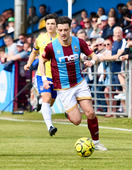 Jordan Gallagher drives forward for Farnham