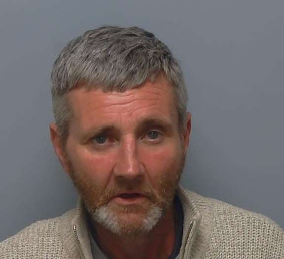 Hampshire Police hunt man over shop thefts