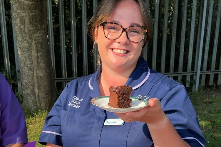 A Phyllis Tuckwell nurse enjoys a Bake & Brew.