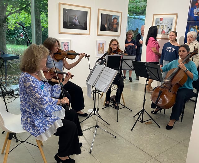 WATCH: String quartet perform Ukrainian national anthem at UCA Farnham