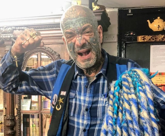 Happy ending for Pompey John as wig returned to Petersfield Bookshop