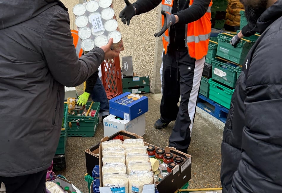 Young Muslim volunteers deliver 1.5 tonnes of food to charity
