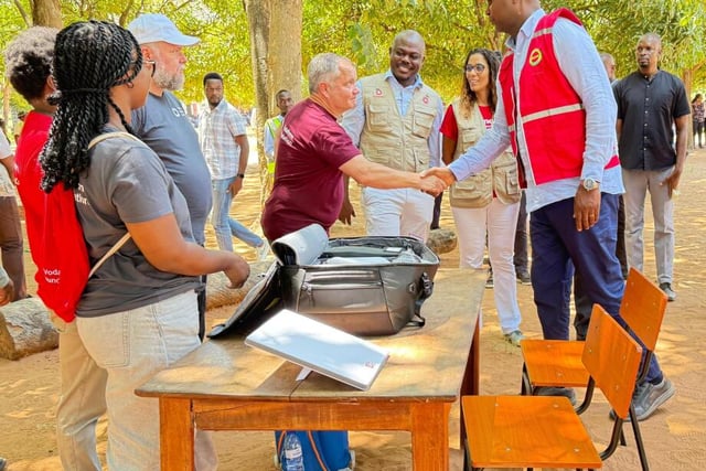 Volunteer meets Mozambique president during flood relief mission