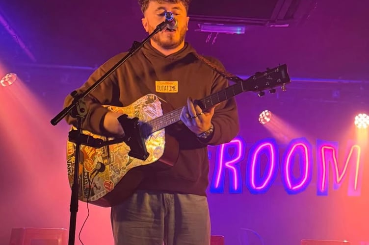 Archie Mac Busker Music