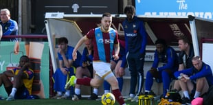 Farnham Town midfielder Darryl Sanders signs new one-year contract