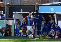 Farnham Town midfielder Darryl Sanders signs new one-year contract