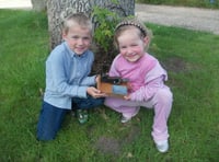 Metal detecting children discover a bomb in their garden 