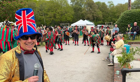 Twin queens crowned as May Fayre raises £3k