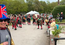 Twin queens crowned as Oakhanger May Fayre raises £3k