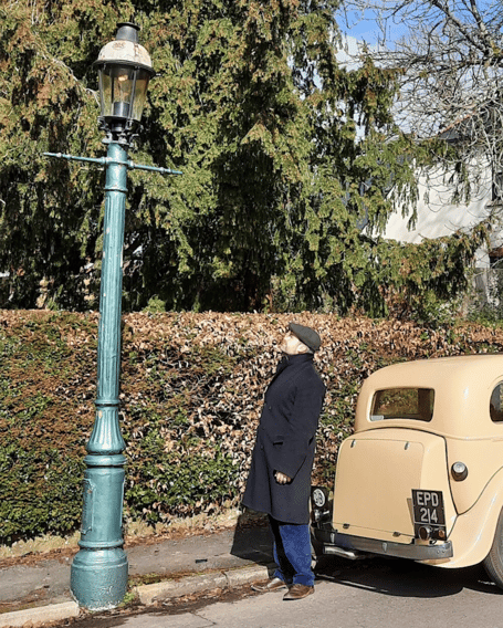 Dickon Armstrong looks at gas lamp, 52 Kings Road, Alton, 2023.