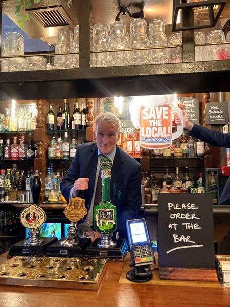 Damian Hinds MP pub photocall