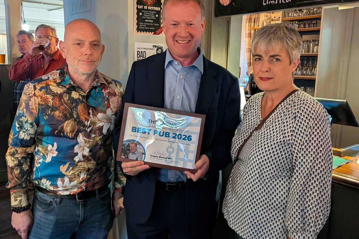 MP presents award to winning pub in competition
